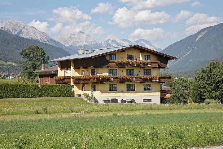 Ferienwohnung für 4 Personen, mit Balkon und Terrasse sowie Garten und Pool in Tarrenz