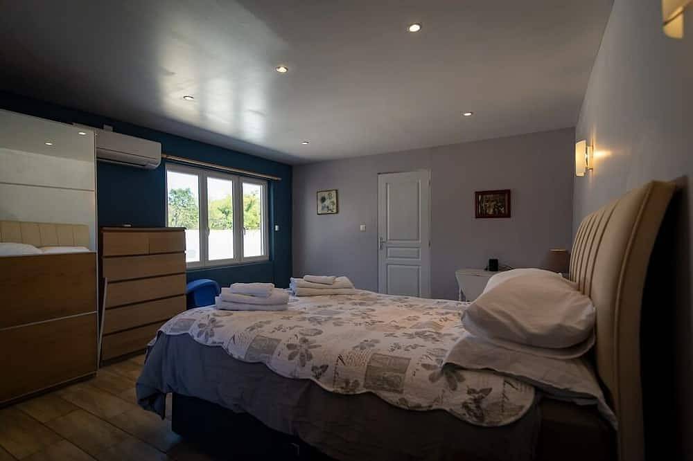 Spacious family home with large outdoor pool area, only 25 min from the beach in Montesquieu-des-Albères, Región Céret