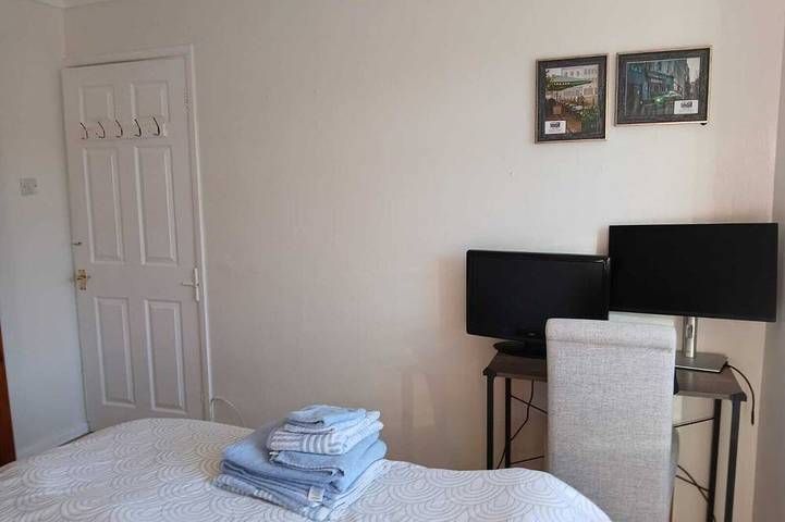 5 bedroom family home close to Gosport ferry to Portsmouth and the New Forest in Gosport, Hampshire