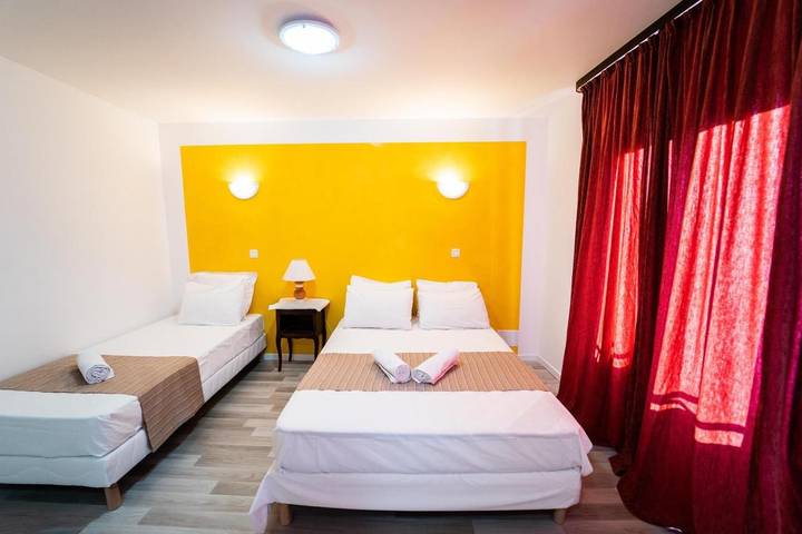 Hôtel pour 3 personnes, avec terrasse et piscine