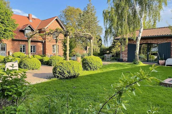 Ferienwohnung für 22 Personen, mit Garten und Terrasse, mit Haustier in Saal