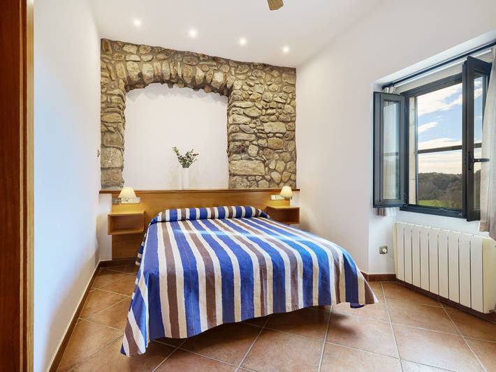 Casa rural para 21 personas, con Terraza y Jardín además de Piscina para niños y Piscina en Cistella - 3