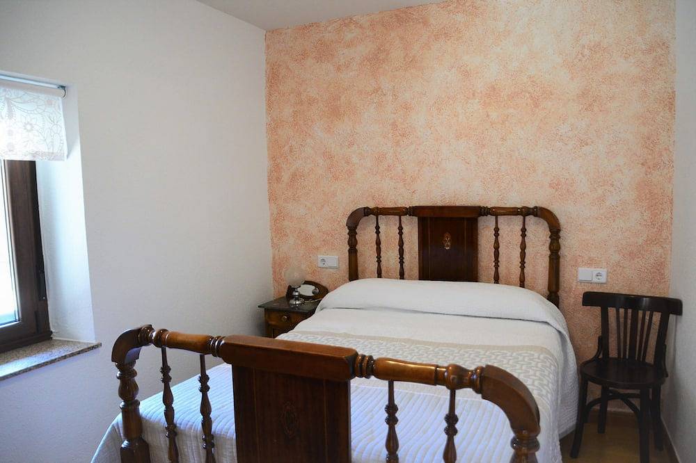 Casa Rural Abuela Tina, amplia con patio empedrado, fuente de agua de manantial in Benavides, Cordillera Cantábrica