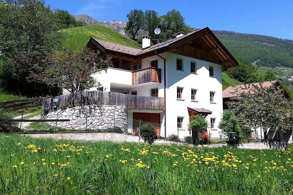 Ganze Wohnung, App. 3  Auhaus  Wohnung mit Wiese und Brünnlein für 2 Personen  max. 4 Personen in Martell, Nationalpark Stilfser Joch