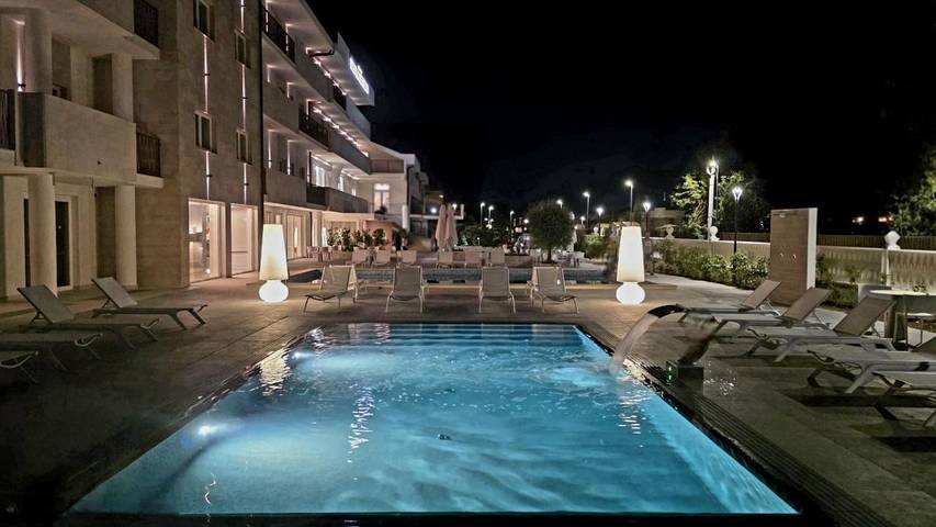 Hôtel, avec Terrasse et Jacuzzi ainsi que Jardin et Bassin pour enfant à San Giovanni Rotondo - 2