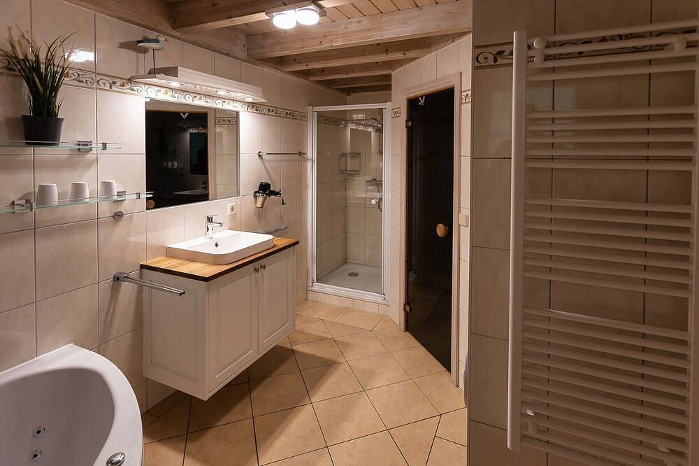 Ferienhaus Villa Hügel 222 in Baabe mit Meerblick. Kinderfreundliche Ausstattung. Stilvolles Wellnessbad mit Sauna & Whirlpool. Ladestation für Elektroautos – ideal für eine komfortable Anreise in Strand Baabe, Baabe