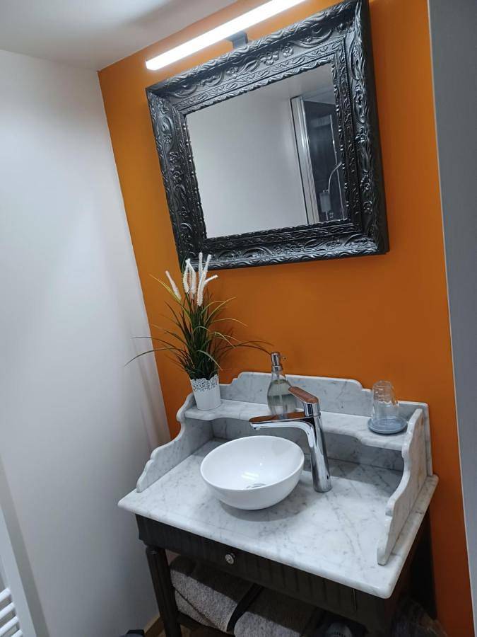 Location de vacances pour 2 personnes, avec vue et jardin à Saint-Rémy-de-Chargnat - 2