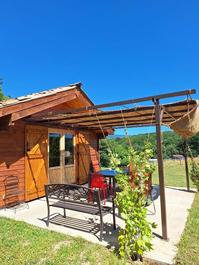 Chalet pour 4 personnes, avec piscine et jardin ainsi que sauna et vue