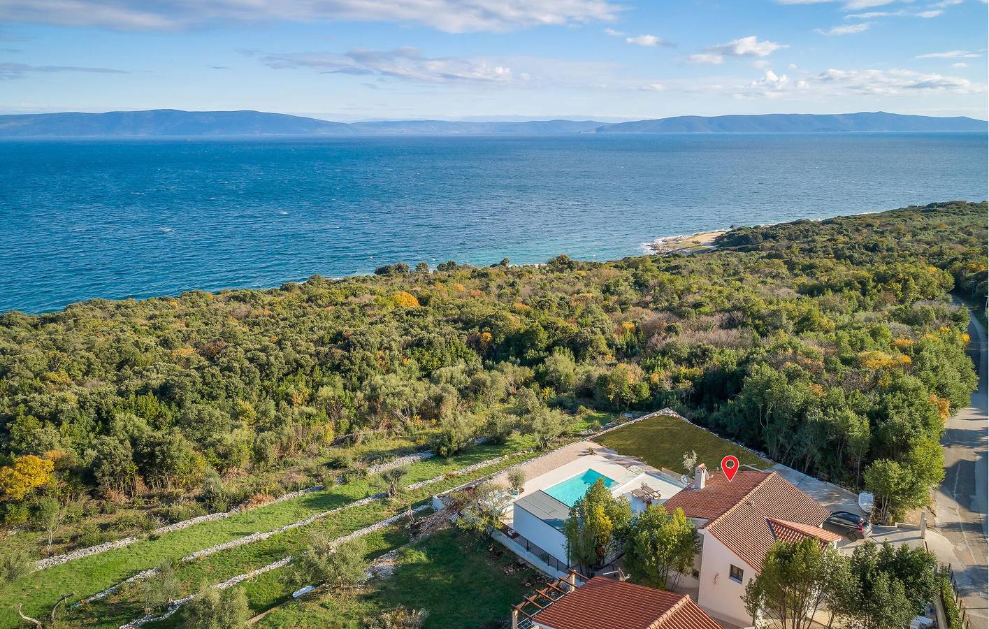 Stilvolle 2-Zimmer-Wohnung mit Pool, WLAN, 1,5 km vom Strand entfernt in Raša, Ostküste Istrien