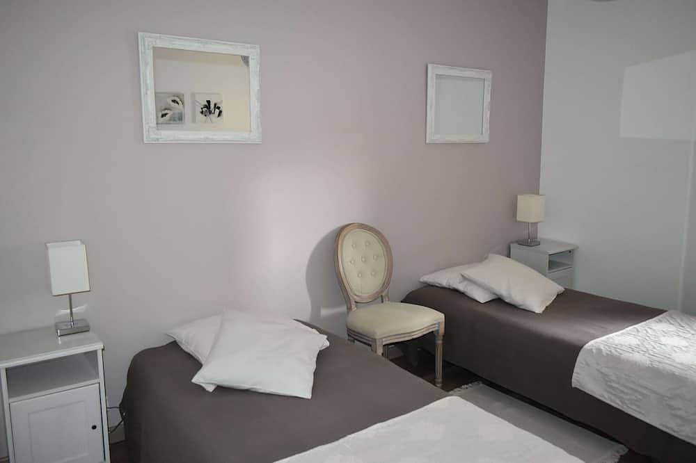 Entire apartment, Beautiful apartment T3, private parking \"Au logis de Pézenas\". in Pézenas, Côte d'Améthyste