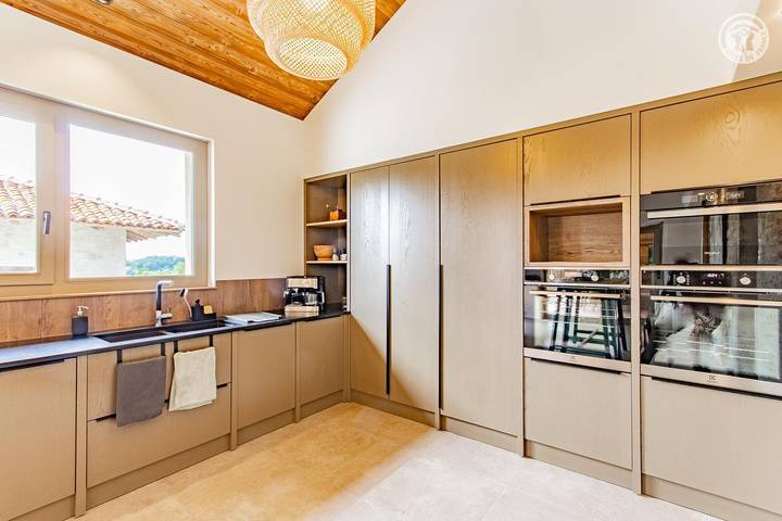 Gîte pour 14 personnes, avec jardin ainsi que piscine et terrasse dans Saône-et-Loire - 4