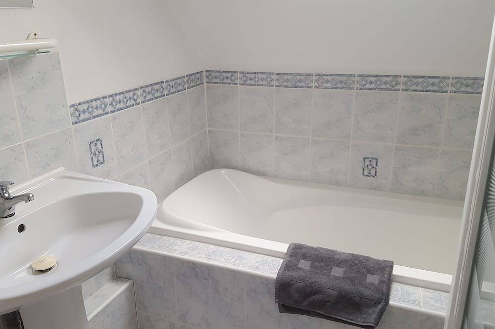 Coach House pour 6 personnes avec piscine partagée chauffée dans un cadre magnifique rural in Camors, Région de Lorient