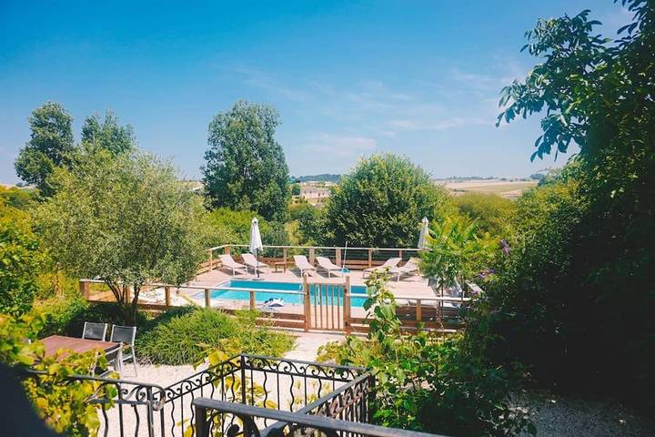Location de vacances pour 11 personnes, avec terrasse ainsi que piscine et jardin, animaux acceptés à Ronsenac