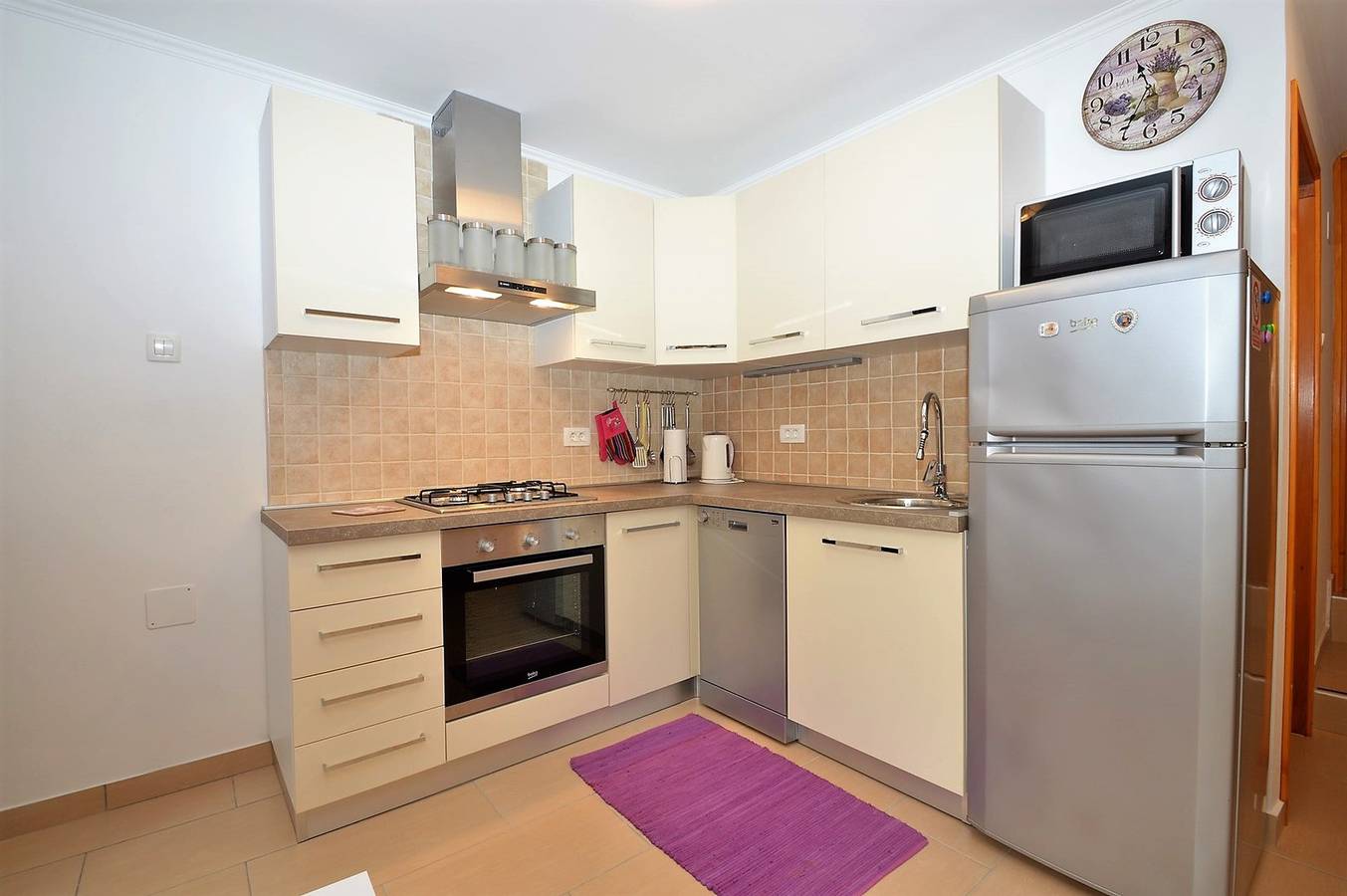 Ganze Wohnung, Das Apartment Hrasta 1 ist eine Unterkunft in Hrasta auf der Insel Cres, 43 km von Mali Lošinj entfernt. Die Wohnung ist ideal für eine Familie oder eine Gruppe von bis zu vier Personen und verfügt über zwei Schlafzimmer, eine Küche, ein Wohnzimmer, ein Esszimmer, ein Badezimmer mit Badewanne und eine Waschmaschine. Private Parkplätze stehen vor der Wohnung zur Verfügung. in Vrana, Cres