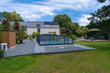 Gîte pour 4 personnes, avec piscine ainsi que jardin et vue à Pléhédel