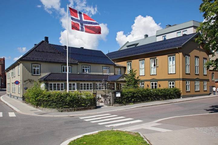 Hotel, med Terrasse og Hage i Sandefjord 