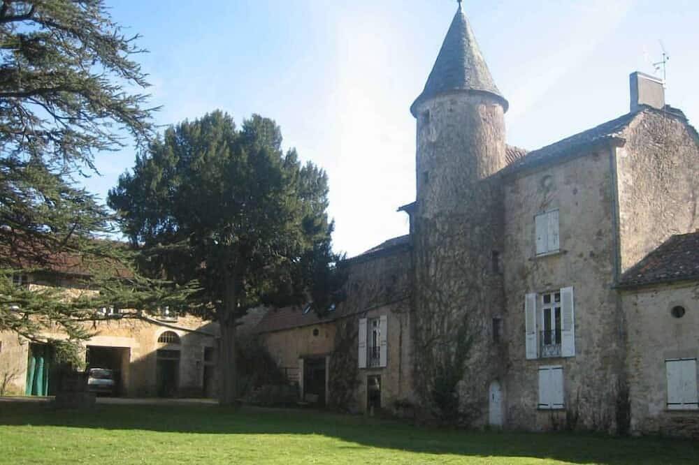 Manoir les Aliberts (1,5 hectares de parc arboré, piscine, billard, babyfoot...) in Martiel, Aveyron