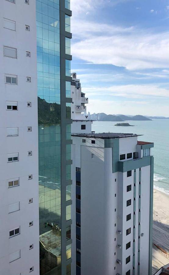Casas e apartamentos de temporada para 7 pessoas, com balcão e vista para o lago e ainda vista em Balneário Camboriú