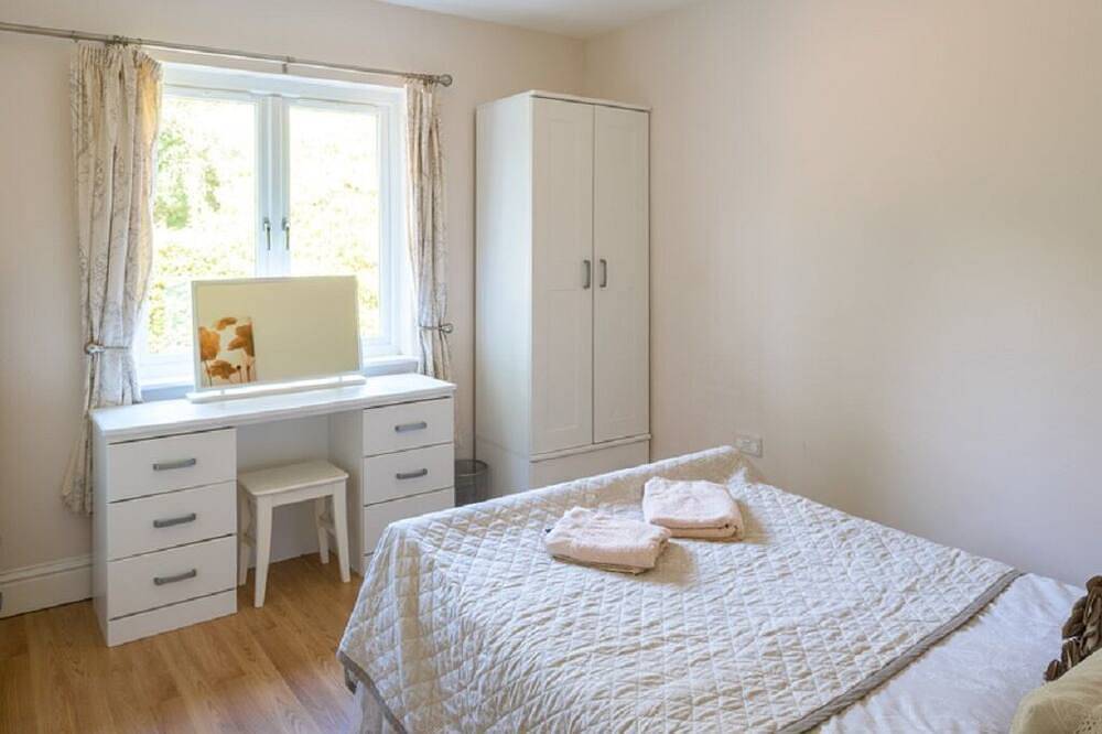 New Forest cottage, sleeps up to 10. Looks directly on to the Forest in Brockenhurst, Hampshire