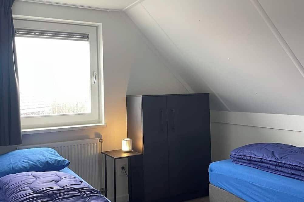 Luxury restyled bungalow for 6 people in Medemblik, Ijsselmeer