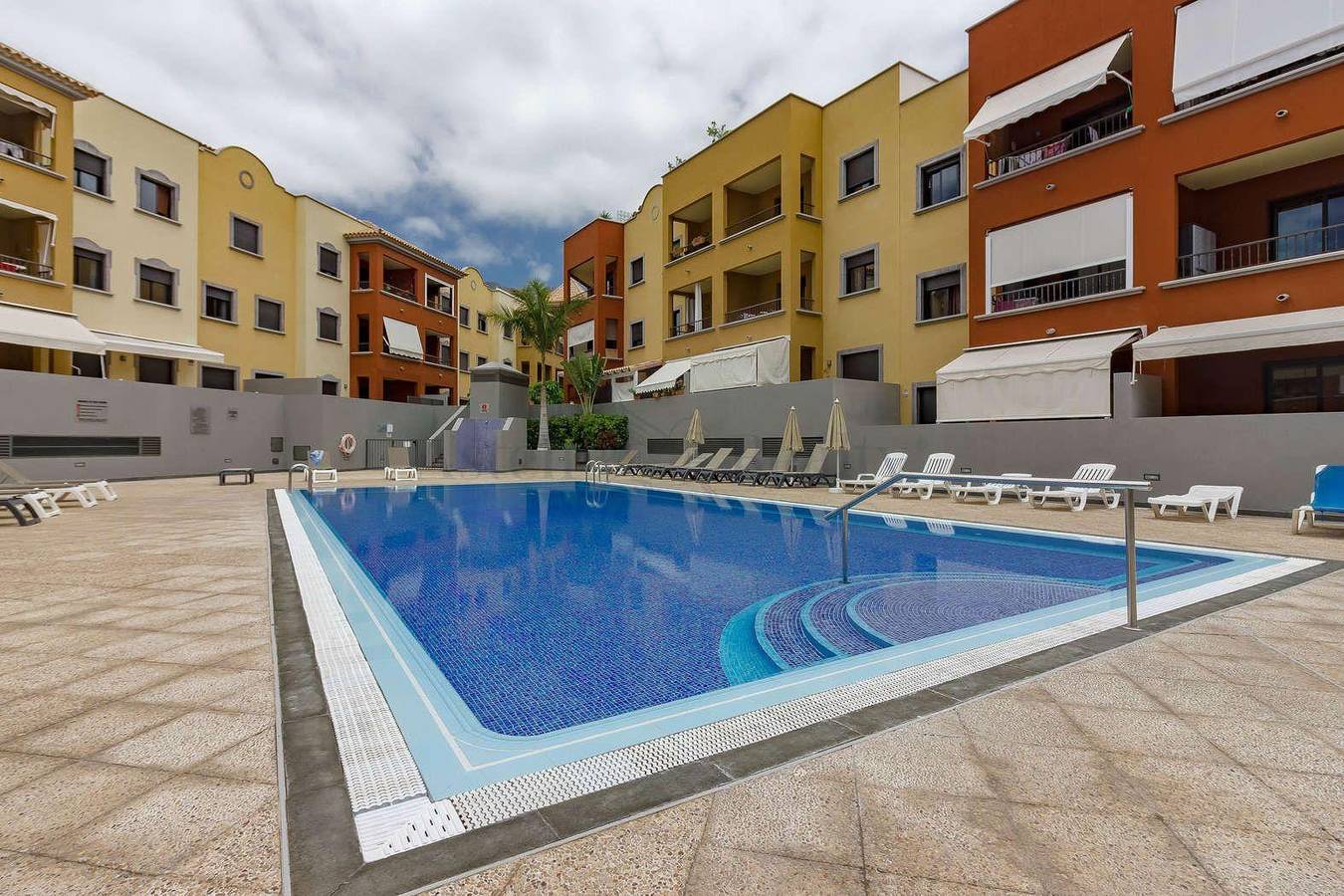 Entire holiday apartment, Poolside Terrace with WiFi & Baby Bed in La Postura, Adeje