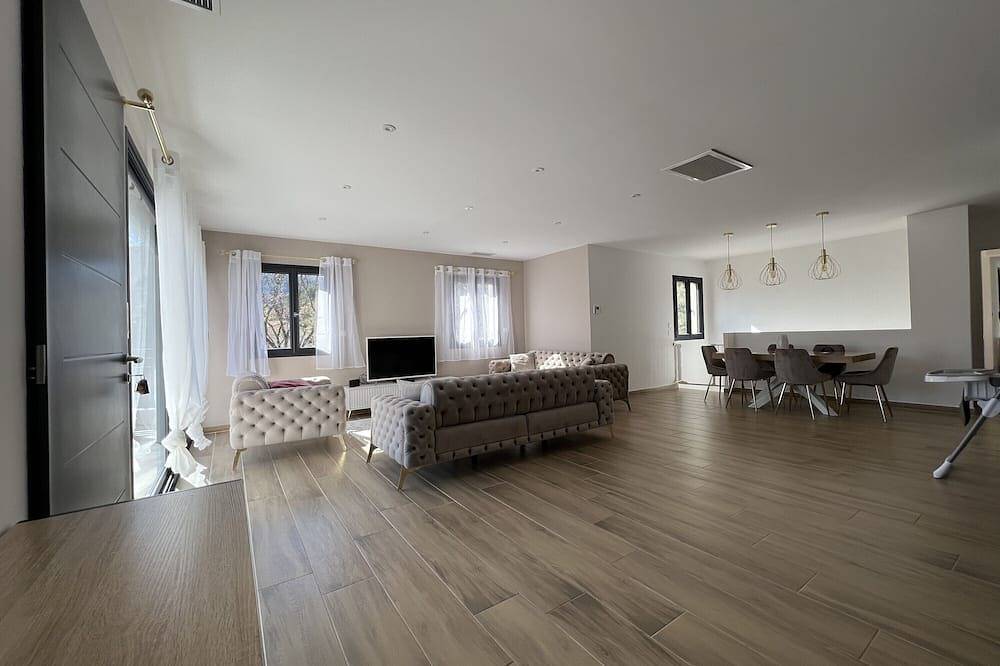 Villa 'Le Ruisseau' mit Bergblick, Wi-Fi und Klimaanlage in Belgentier, Toulon Region