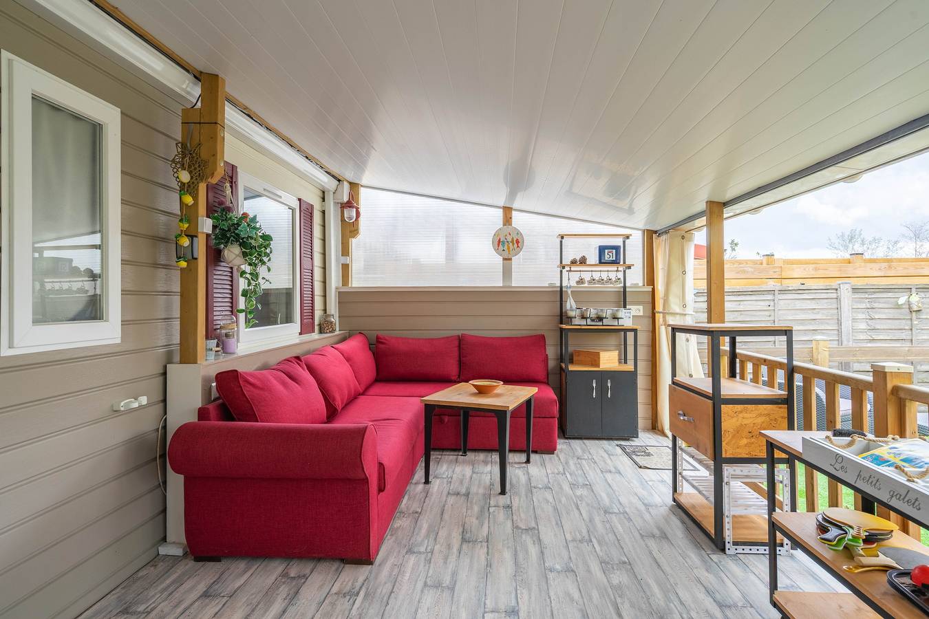 Mobil-home proche Royan-Oléron avec piscine partagée, terrasse privée et climatisation in Saint-Sornin, Région de Rochefort