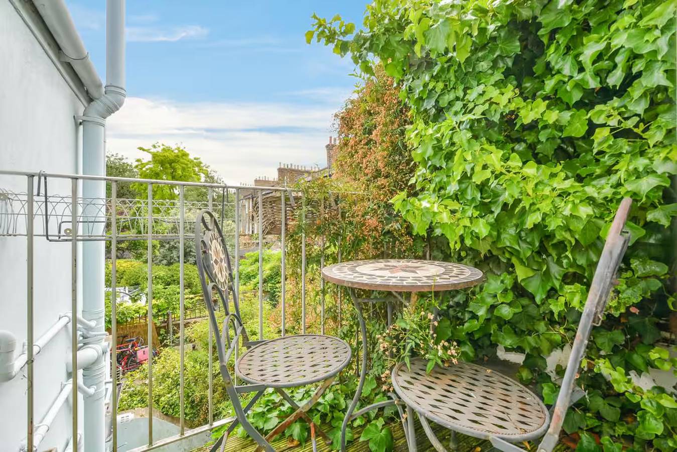 Airy 1850s Coach House with Private Balcony - Pass the Keys in Hackney, London