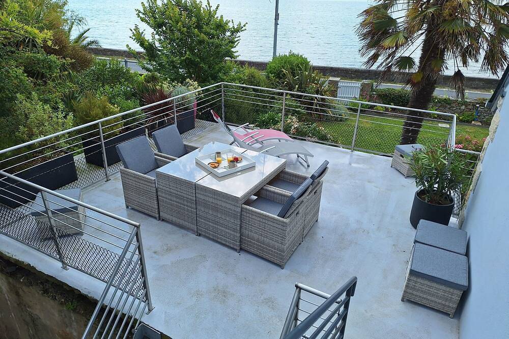 Ganze Wohnung, The bookstore, beachfront house facing Tatihou island, feet in the water ! in Réville, Cherbourg und Umgebung