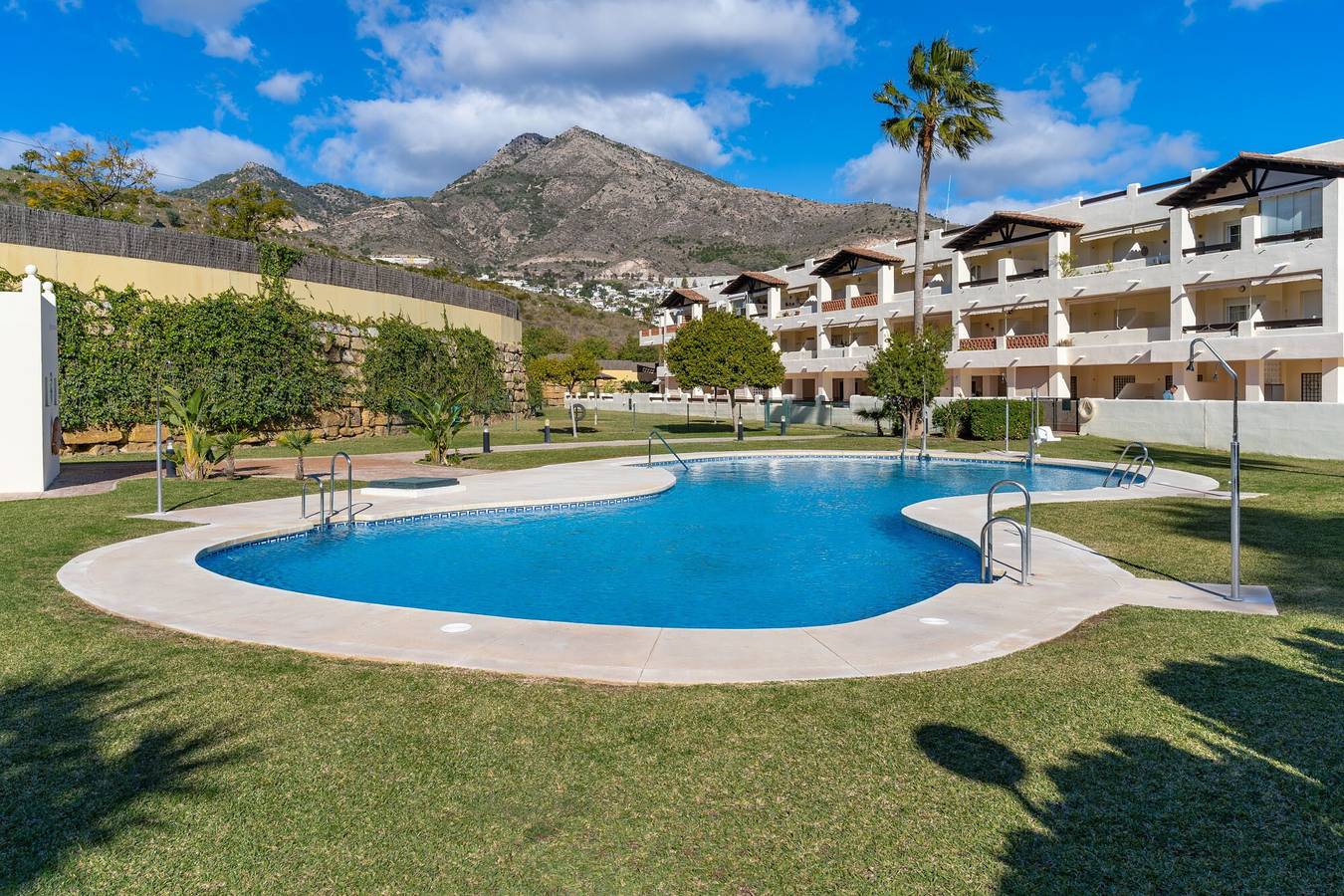 Entire apartment, Benalmádena-Arenal Golf Apartment with Shared Pool, Wi-Fi, and Air Conditioning in Torrequebrada, Benalmádena