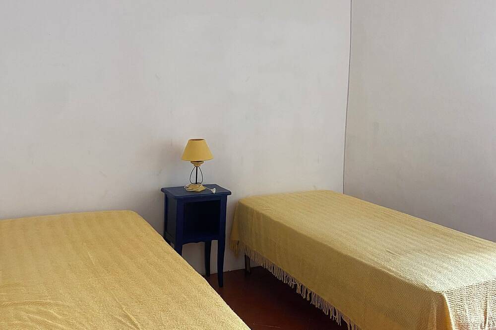 Large, bright apartment90 square metres Near the Canal du Midi-Four people in Villeneuve-lès-Béziers, Côte d'Améthyste