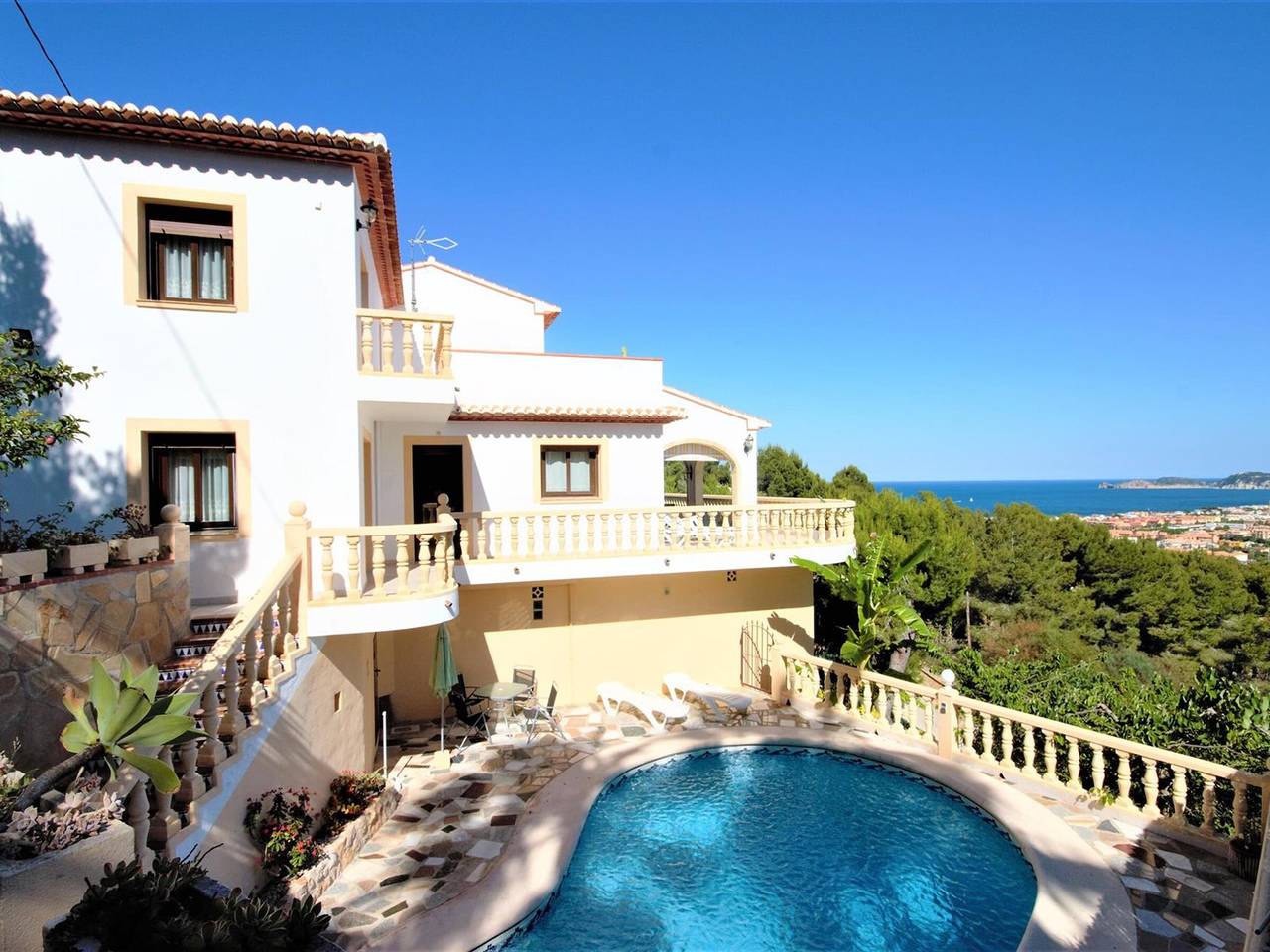Large villa in Javea with private pool and pets allowed, near the beach in Jávea, Costa Blanca