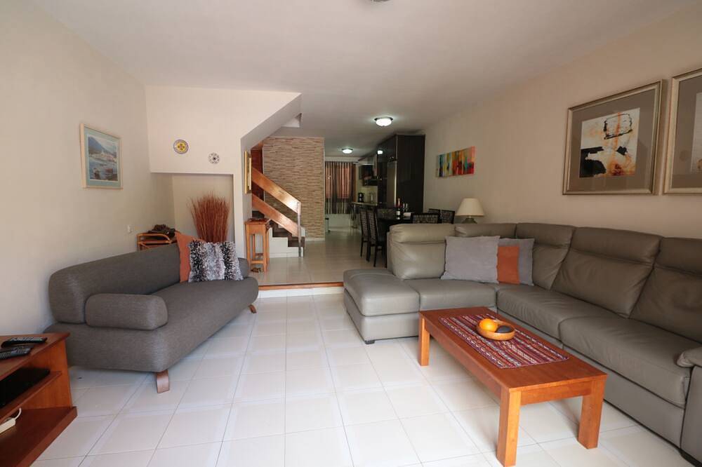 Spacious Poolside Villa Located Onthe Golden Mile in Playa de las Américas, Arona