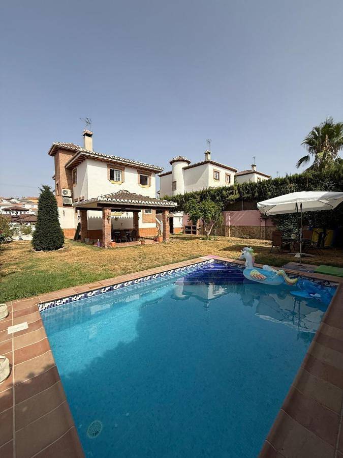 Chalet para 12 personas, con jardín además de vistas y piscina, Se admiten mascotas en Villa de Otura