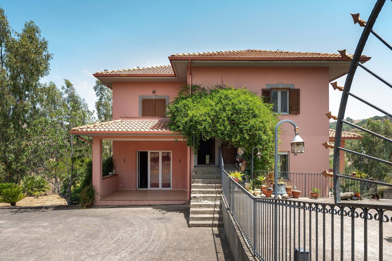 Villa "Filippa" with Mountain View, Private Terrace & Private Garden in Nicosia, Enna Province