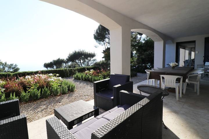 Location de vacances pour 6 personnes, avec terrasse ainsi que jardin et piscine dans Plage Font Brun Carqueiranne - 3