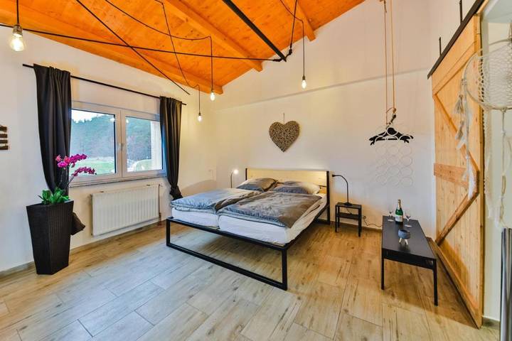 Ferienwohnung für 4 Personen, mit Terrasse und Garten sowie Seeblick und Ausblick in Böblingen - 2