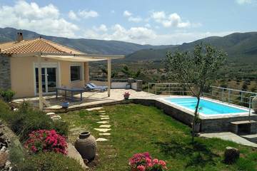 Cottage pour 6 personnes, avec balcon ainsi que jardin et jacuzzi dans Carystos