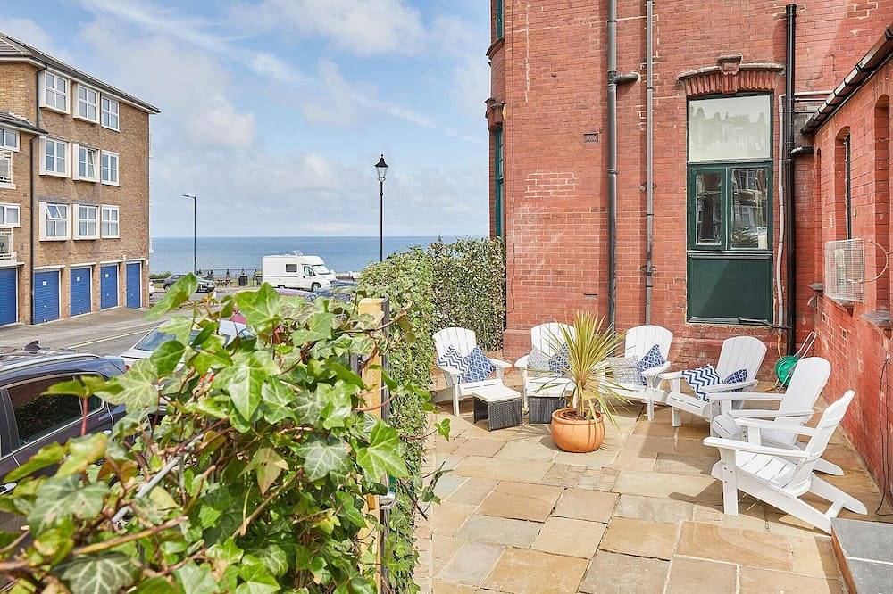 Cosy seaside cottage ideal for beach, pub & town. Private sun terrace with fire pit. Dogs welcome. in Saltburn by the Sea, Redcar and Cleveland