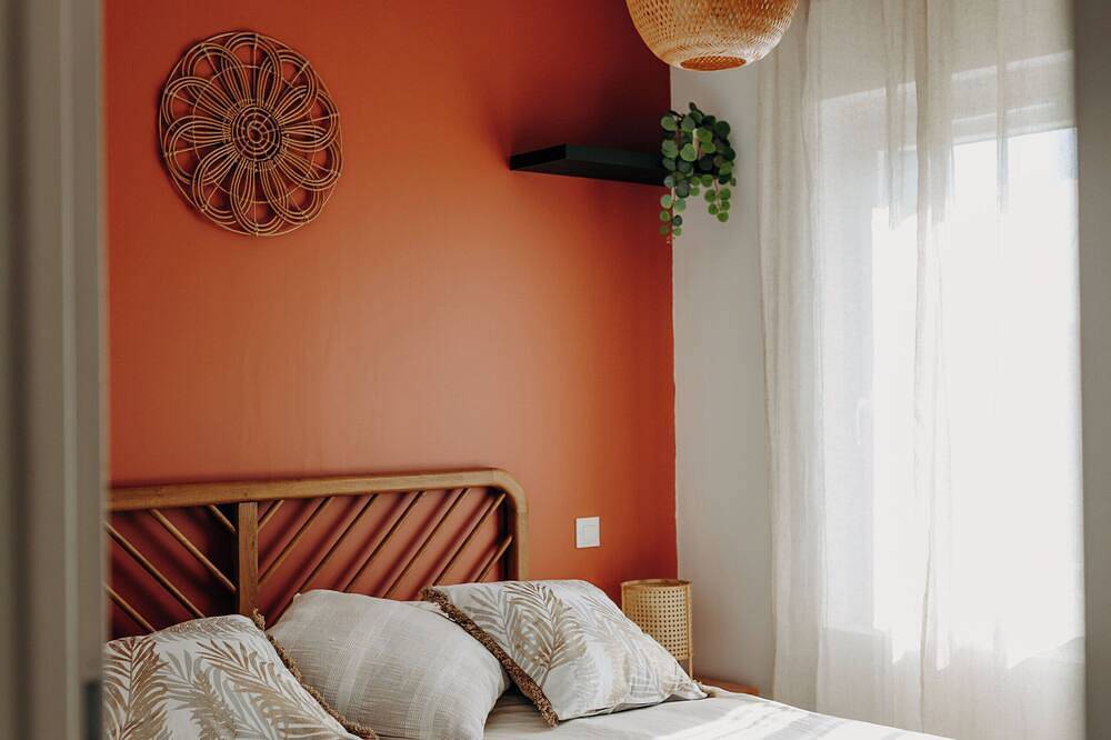 Maison de ville au calme avec parking privé, cour intérieure, wifi et voie verte in Saint-Étienne-de-Fontbellon, Ardèche