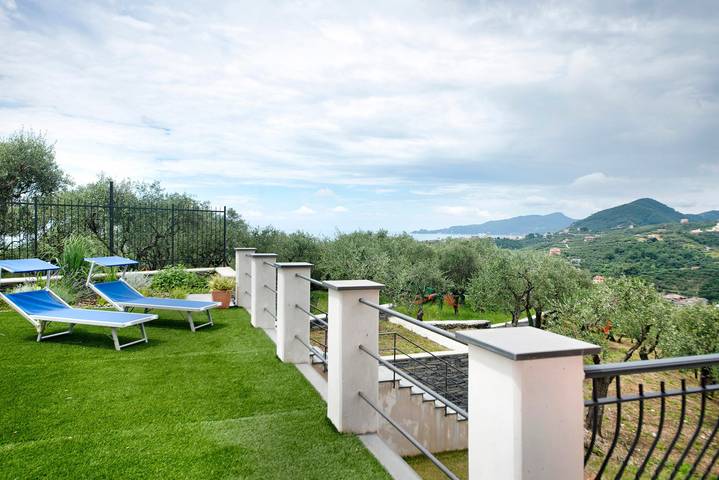 Villa für 4 Personen, mit Balkon und Garten