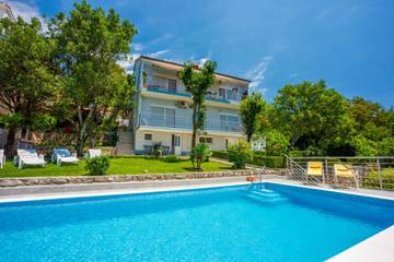 Ferienwohnung für 6 Personen, mit Balkon und Garten in Dramalj