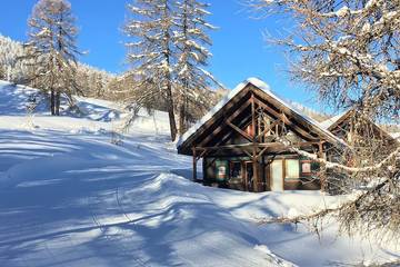 Chalet pour 7 personnes, avec terrasse ainsi que piscine et jardin à Risoul