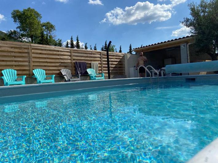 Appartement de vacances pour 2 personnes, avec piscine et jardin ainsi que vue et terrasse, animaux acceptés