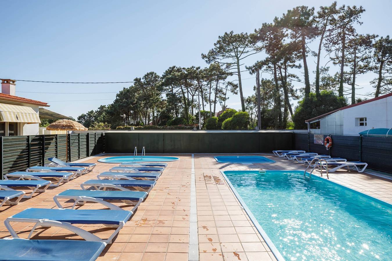 Bungalow 'A' con piscina privada, terraza privada y Wi-Fi in O Grove, Rias Baixas