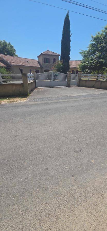 Gîte, avec Terrasse ainsi que Jardin et Vue à Girac
