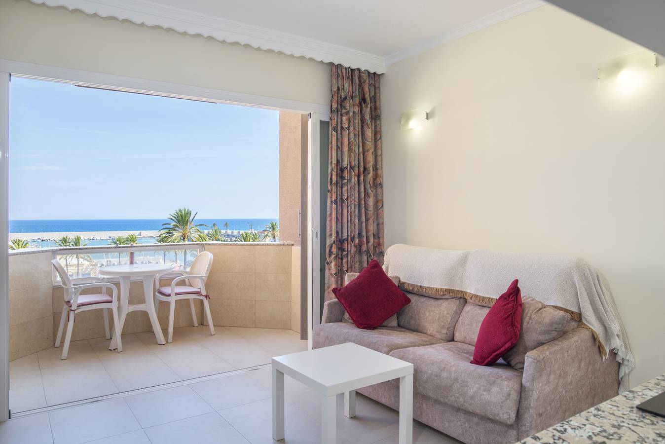 Entire apartment, Marina View Modern Apartment with Sea View, Wi-Fi, A/C & Terrace in Fuengirola Centre, Fuengirola