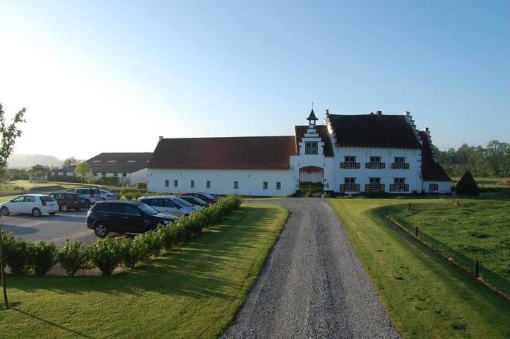 Location de vacances pour 8 personnes, avec jardin à Tournai