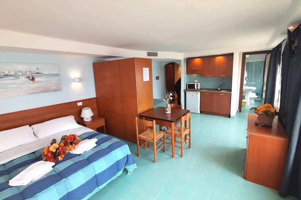 Studio, sea front, terrace, private beach access (Orchidea) in Anzio, Rom Provinz