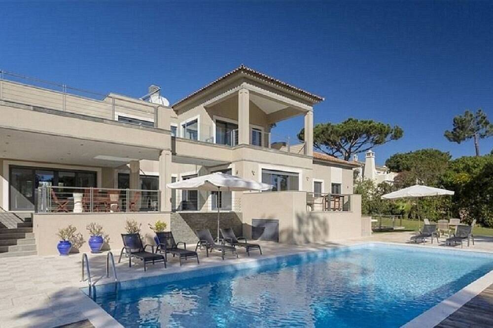 Refuge of Raposeira. in Raposeira, Vila do Bispo e Raposeira